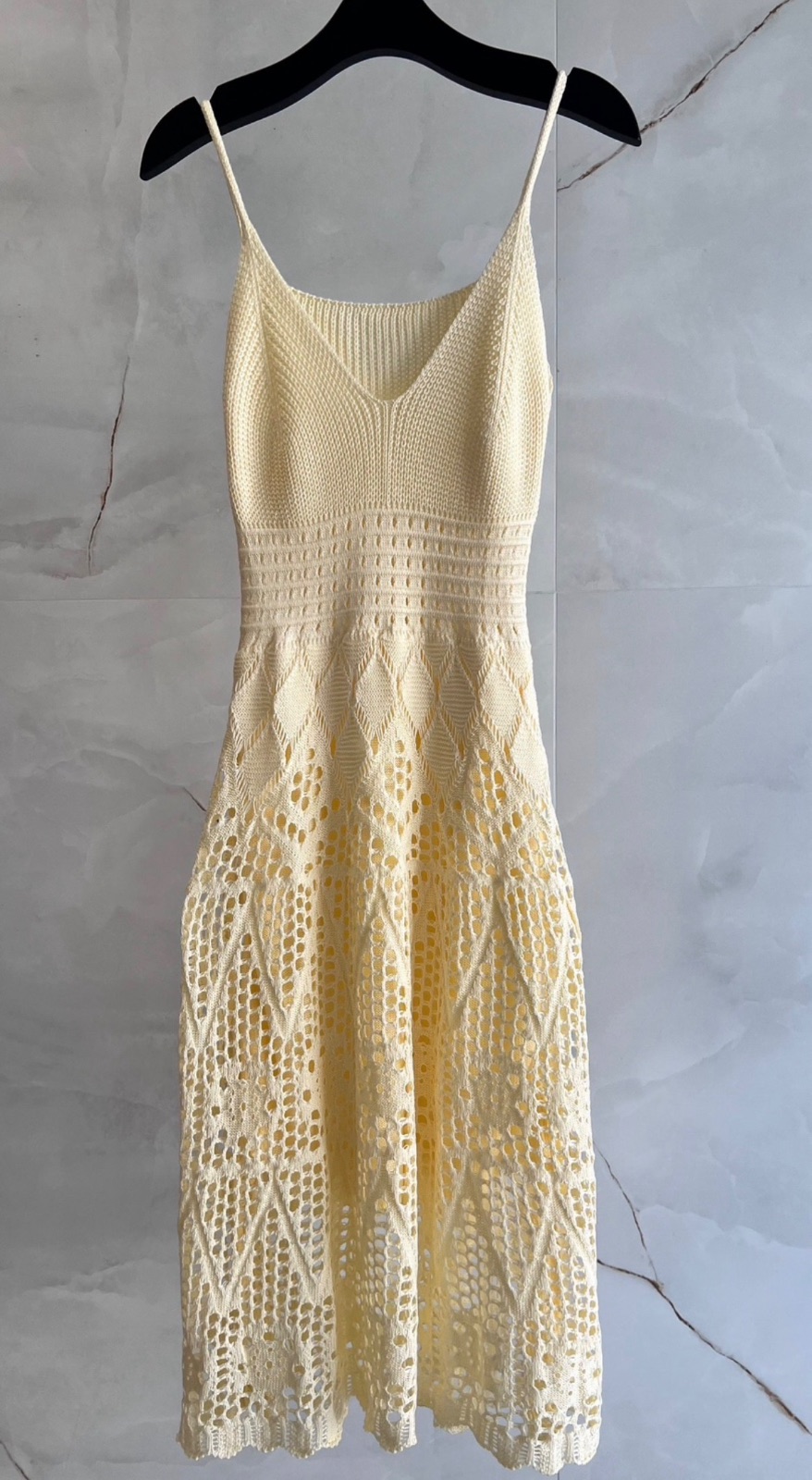 Vestido Mídi em tricô acinturado rendas — foto 2 de 4